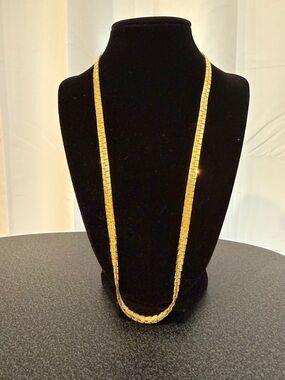Necklace Women’s Gold Tone Herringbone Design 24 IN 1980 Vintage Jewelry.